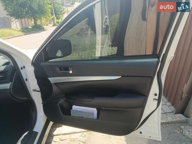 Белый Субару Аутбек, объемом двигателя 2 л и пробегом 100 тыс. км за 12000 $, фото 15 на Automoto.ua