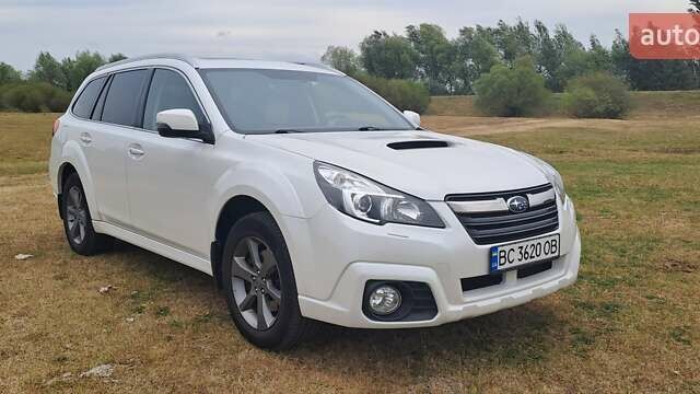 Білий Субару Аутбек, об'ємом двигуна 2 л та пробігом 228 тис. км за 10700 $, фото 4 на Automoto.ua