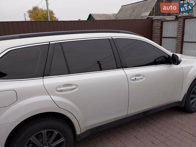 Белый Субару Аутбек, объемом двигателя 2 л и пробегом 243 тыс. км за 10500 $, фото 1 на Automoto.ua