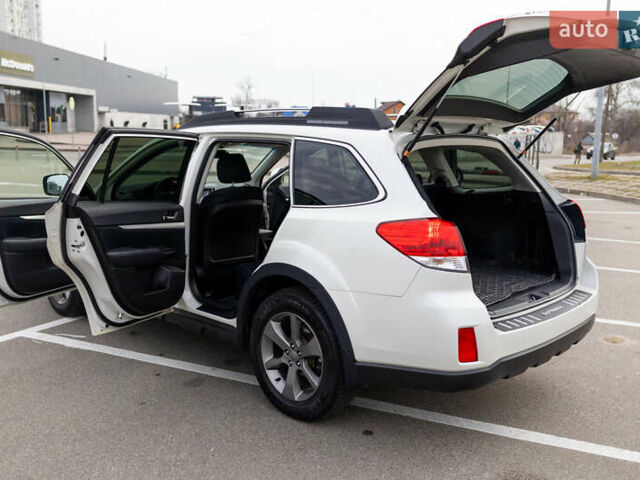 Белый Субару Аутбек, объемом двигателя 2.46 л и пробегом 211 тыс. км за 9970 $, фото 1 на Automoto.ua