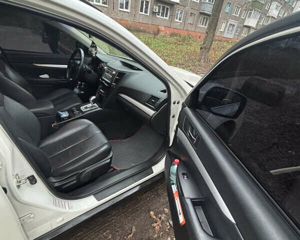 Білий Субару Аутбек, об'ємом двигуна 2 л та пробігом 247 тис. км за 12500 $, фото 19 на Automoto.ua