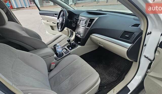 Субару Аутбек 2014 в Харькове на Automoto.ua Белый Субару Аутбек, объемом двигателя 2.46 л и пробегом 212 тыс. км за 11300 $, фото 16 на Automoto.ua