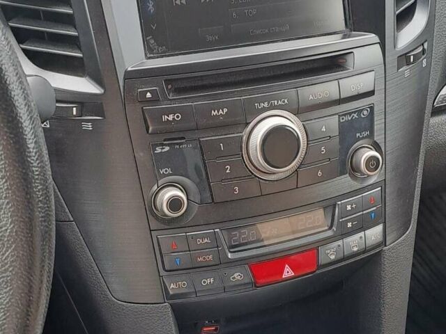 Білий Субару Аутбек, об'ємом двигуна 2 л та пробігом 234 тис. км за 10400 $, фото 13 на Automoto.ua