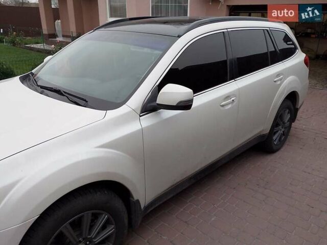 Белый Субару Аутбек, объемом двигателя 2 л и пробегом 243 тыс. км за 10500 $, фото 2 на Automoto.ua