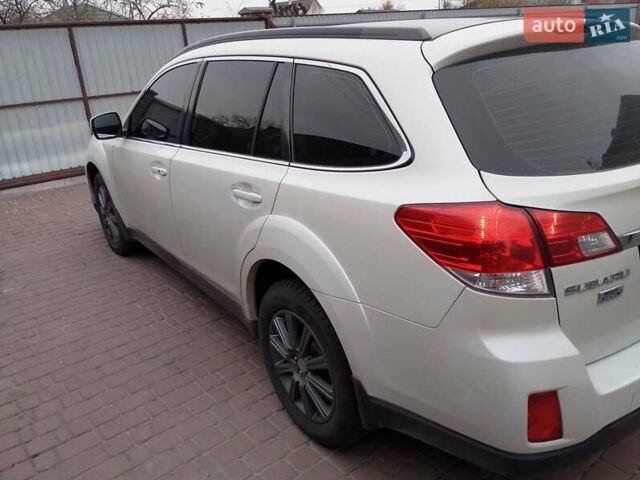 Белый Субару Аутбек, объемом двигателя 2 л и пробегом 243 тыс. км за 10500 $, фото 4 на Automoto.ua