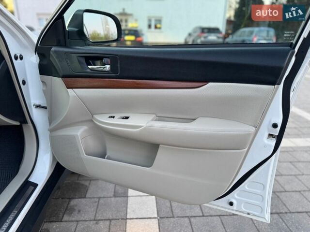 Білий Субару Аутбек, об'ємом двигуна 2.46 л та пробігом 257 тис. км за 9500 $, фото 17 на Automoto.ua