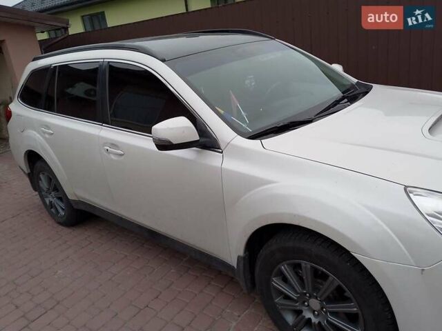 Белый Субару Аутбек, объемом двигателя 2 л и пробегом 243 тыс. км за 9999 $, фото 9 на Automoto.ua