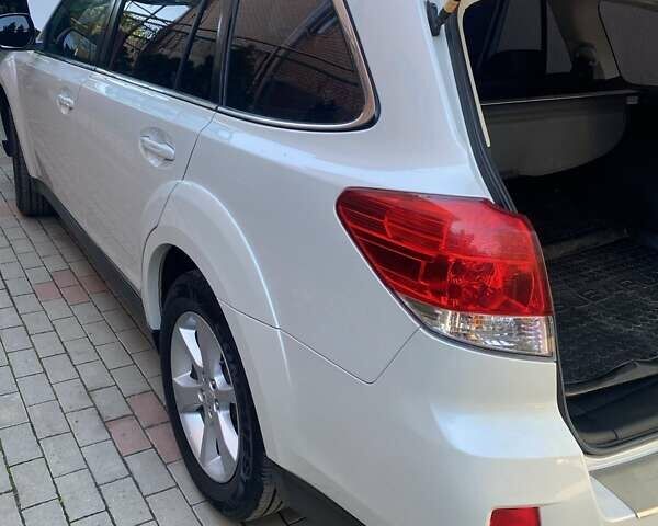 Білий Субару Аутбек, об'ємом двигуна 2 л та пробігом 178 тис. км за 14200 $, фото 1 на Automoto.ua