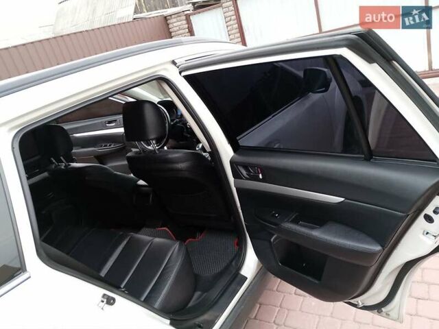 Белый Субару Аутбек, объемом двигателя 2 л и пробегом 243 тыс. км за 9999 $, фото 16 на Automoto.ua