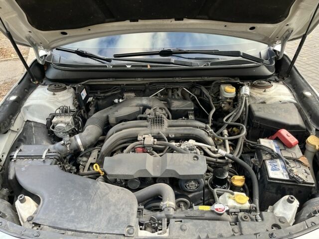 Білий Субару Аутбек, об'ємом двигуна 2.5 л та пробігом 190 тис. км за 13000 $, фото 5 на Automoto.ua