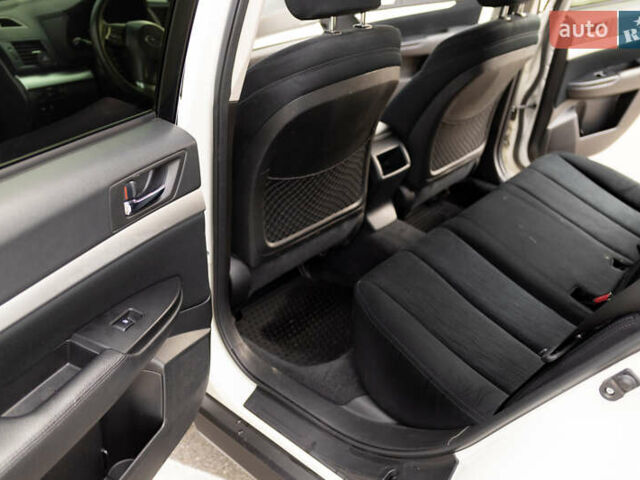 Белый Субару Аутбек, объемом двигателя 2.46 л и пробегом 211 тыс. км за 9970 $, фото 11 на Automoto.ua