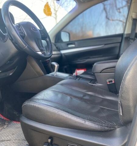 Белый Субару Аутбек, объемом двигателя 2 л и пробегом 250 тыс. км за 12500 $, фото 10 на Automoto.ua