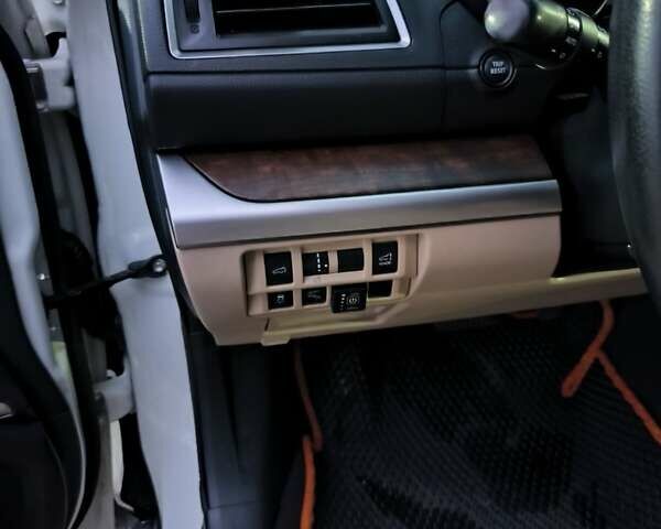 Белый Субару Аутбек, объемом двигателя 2.5 л и пробегом 185 тыс. км за 14200 $, фото 2 на Automoto.ua