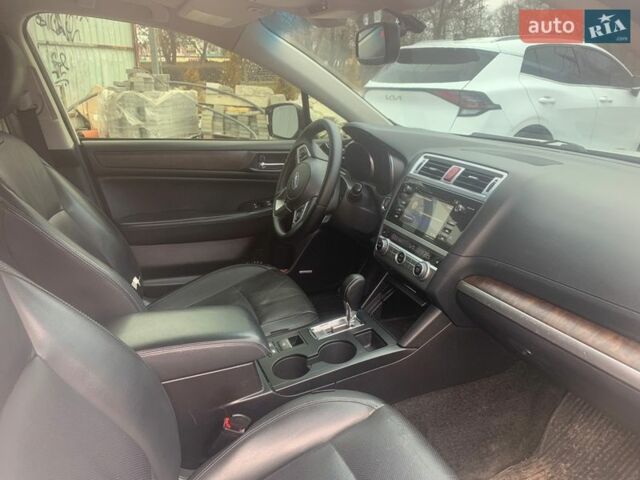 Белый Субару Аутбек, объемом двигателя 2.46 л и пробегом 200 тыс. км за 13500 $, фото 5 на Automoto.ua