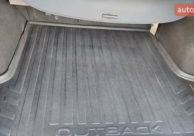 Белый Субару Аутбек, объемом двигателя 2.5 л и пробегом 160 тыс. км за 14000 $, фото 5 на Automoto.ua