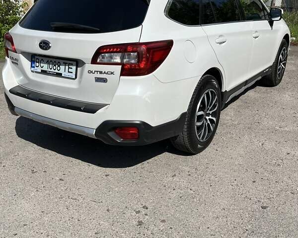 Білий Субару Аутбек, об'ємом двигуна 2 л та пробігом 346 тис. км за 11800 $, фото 1 на Automoto.ua