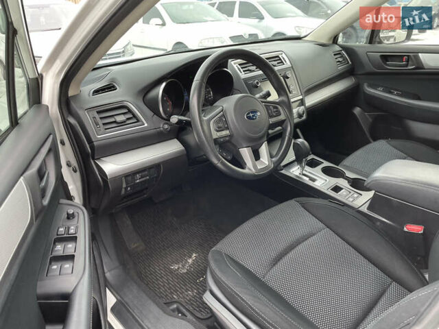 Белый Субару Аутбек, объемом двигателя 2.5 л и пробегом 160 тыс. км за 11700 $, фото 6 на Automoto.ua