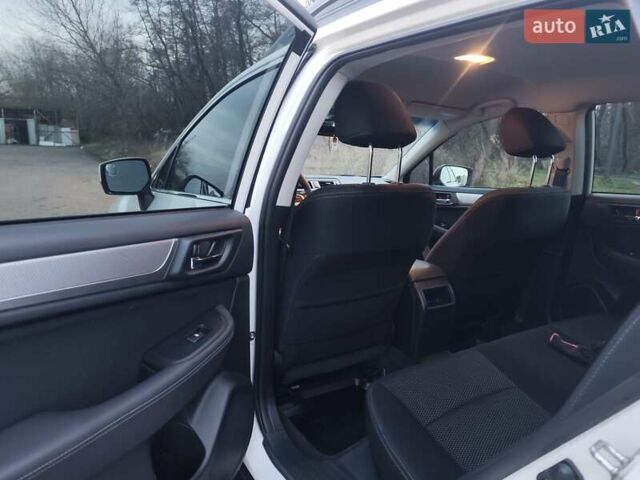 Білий Субару Аутбек, об'ємом двигуна 2.46 л та пробігом 133 тис. км за 14000 $, фото 22 на Automoto.ua