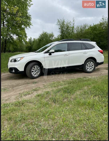 Белый Субару Аутбек, объемом двигателя 2.5 л и пробегом 148 тыс. км за 15000 $, фото 1 на Automoto.ua