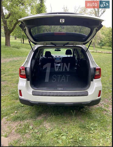 Белый Субару Аутбек, объемом двигателя 2.5 л и пробегом 148 тыс. км за 15000 $, фото 3 на Automoto.ua