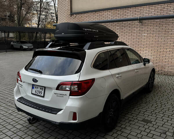 Белый Субару Аутбек, объемом двигателя 2.5 л и пробегом 162 тыс. км за 12300 $, фото 2 на Automoto.ua