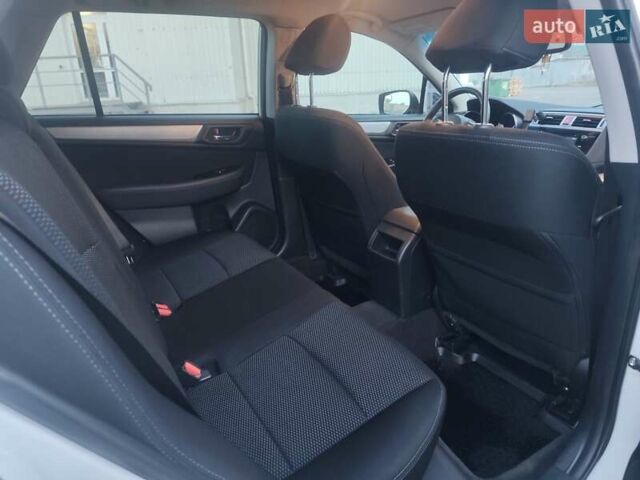 Білий Субару Аутбек, об'ємом двигуна 2.46 л та пробігом 133 тис. км за 14000 $, фото 23 на Automoto.ua