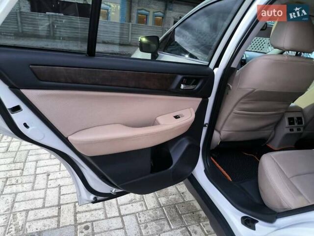 Белый Субару Аутбек, объемом двигателя 2.5 л и пробегом 185 тыс. км за 14200 $, фото 7 на Automoto.ua