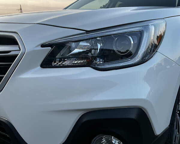 Білий Субару Аутбек, об'ємом двигуна 2.5 л та пробігом 176 тис. км за 14999 $, фото 4 на Automoto.ua