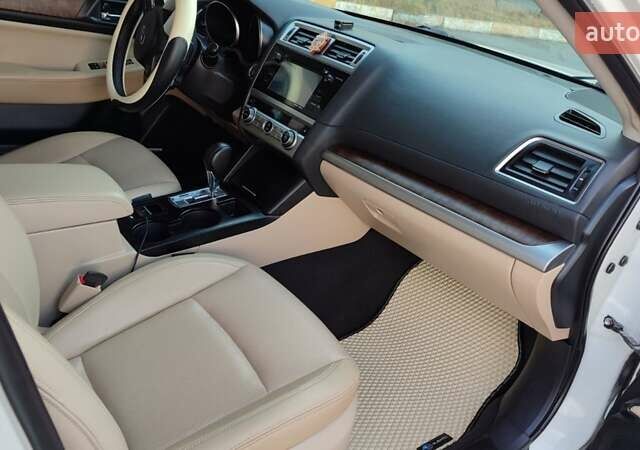 Белый Субару Аутбек, объемом двигателя 2.5 л и пробегом 160 тыс. км за 14000 $, фото 4 на Automoto.ua