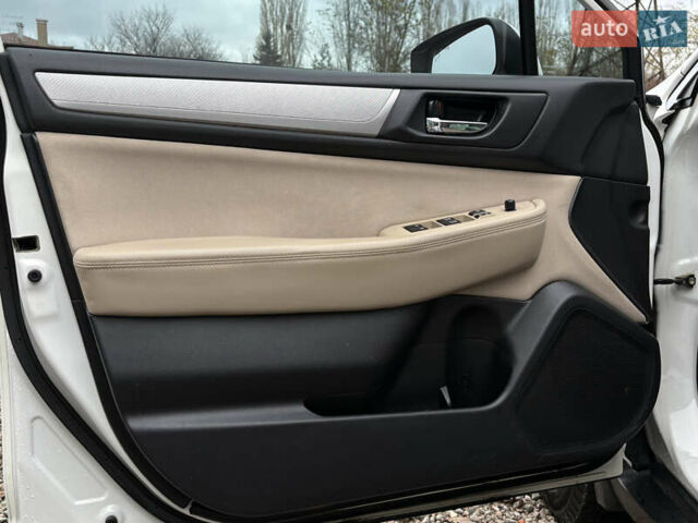 Белый Субару Аутбек, объемом двигателя 2.5 л и пробегом 198 тыс. км за 13700 $, фото 7 на Automoto.ua