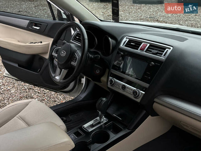 Белый Субару Аутбек, объемом двигателя 2.5 л и пробегом 198 тыс. км за 13700 $, фото 16 на Automoto.ua