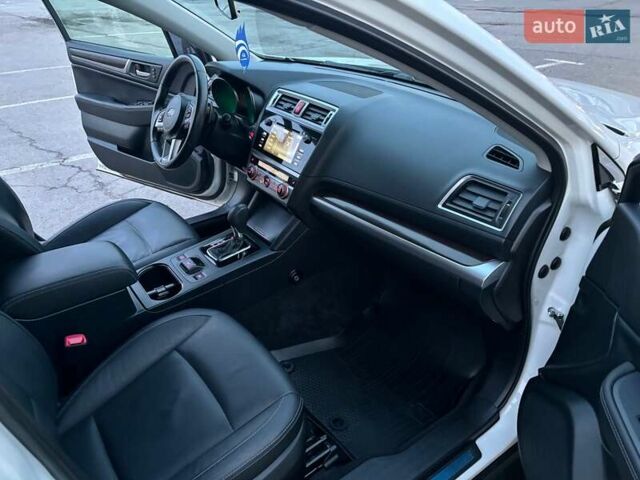 Белый Субару Аутбек, объемом двигателя 2.5 л и пробегом 65 тыс. км за 20000 $, фото 27 на Automoto.ua