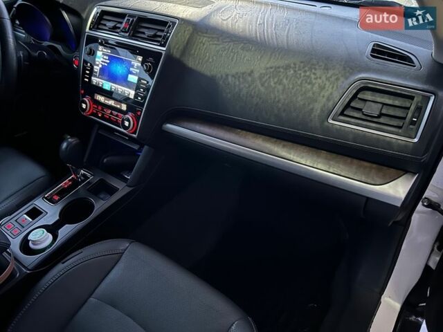Білий Субару Аутбек, об'ємом двигуна 2.46 л та пробігом 176 тис. км за 15500 $, фото 8 на Automoto.ua