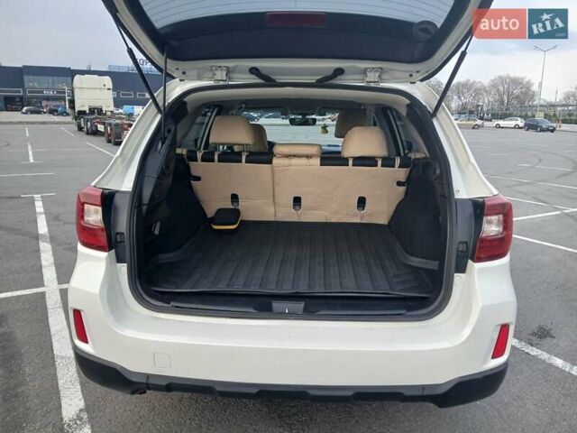 Белый Субару Аутбек, объемом двигателя 2.5 л и пробегом 170 тыс. км за 14999 $, фото 6 на Automoto.ua