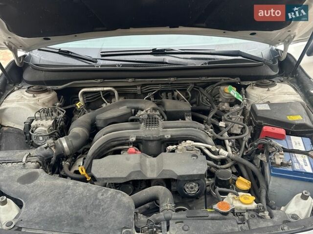 Белый Субару Аутбек, объемом двигателя 2.46 л и пробегом 136 тыс. км за 17200 $, фото 4 на Automoto.ua