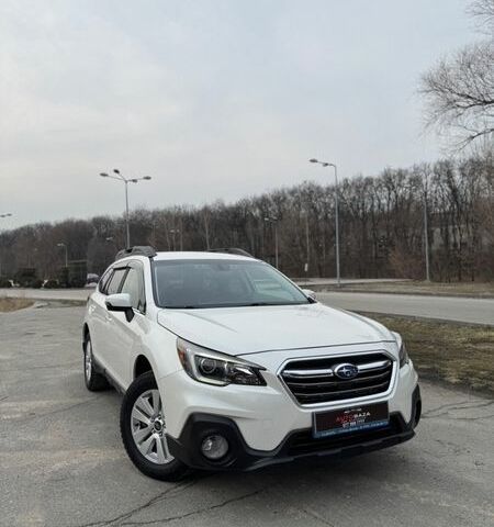 Белый Субару Аутбек, объемом двигателя 2.5 л и пробегом 182 тыс. км за 15400 $, фото 3 на Automoto.ua