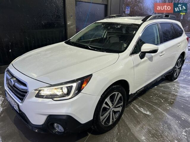 Білий Субару Аутбек, об'ємом двигуна 2.46 л та пробігом 176 тис. км за 15500 $, фото 1 на Automoto.ua