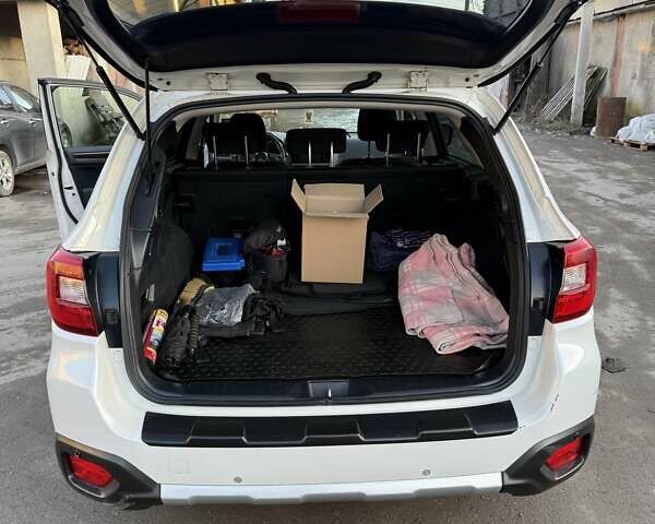 Белый Субару Аутбек, объемом двигателя 2.5 л и пробегом 188 тыс. км за 19700 $, фото 3 на Automoto.ua