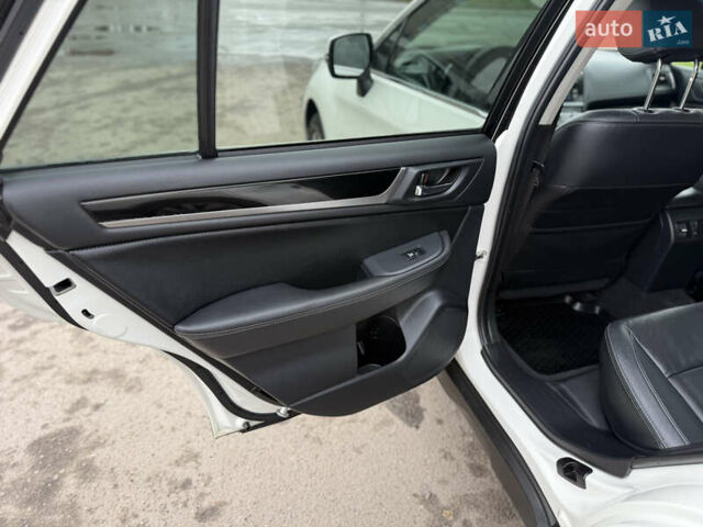 Белый Субару Аутбек, объемом двигателя 2 л и пробегом 263 тыс. км за 15200 $, фото 24 на Automoto.ua