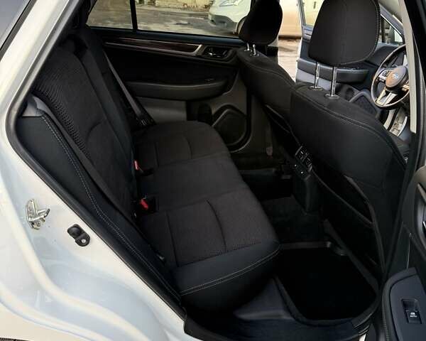 Белый Субару Аутбек, объемом двигателя 2.5 л и пробегом 188 тыс. км за 19700 $, фото 8 на Automoto.ua