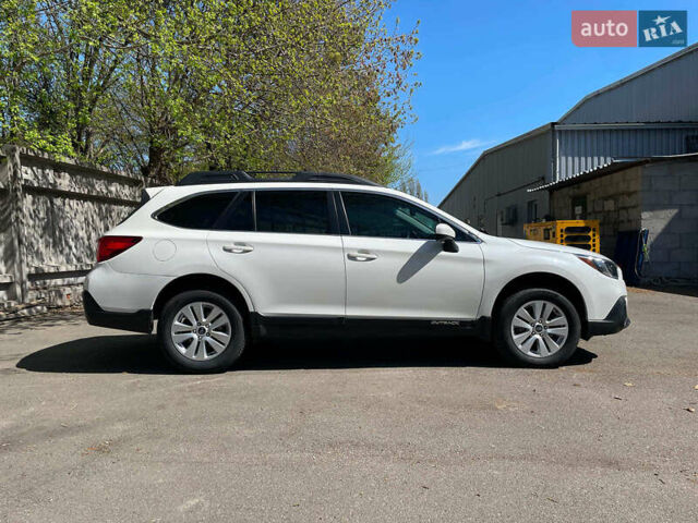 Белый Субару Аутбек, объемом двигателя 2.5 л и пробегом 102 тыс. км за 15990 $, фото 5 на Automoto.ua