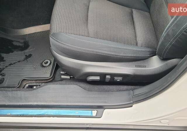 Белый Субару Аутбек, объемом двигателя 2.5 л и пробегом 199 тыс. км за 19450 $, фото 13 на Automoto.ua