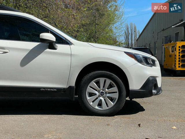 Белый Субару Аутбек, объемом двигателя 2.5 л и пробегом 102 тыс. км за 15990 $, фото 3 на Automoto.ua