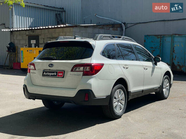 Белый Субару Аутбек, объемом двигателя 2.5 л и пробегом 102 тыс. км за 15990 $, фото 6 на Automoto.ua