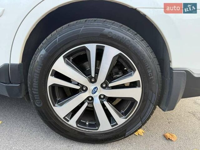 Белый Субару Аутбек, объемом двигателя 2.46 л и пробегом 110 тыс. км за 17300 $, фото 7 на Automoto.ua