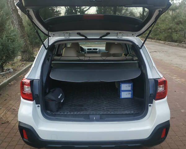 Белый Субару Аутбек, объемом двигателя 2.5 л и пробегом 130 тыс. км за 18950 $, фото 9 на Automoto.ua