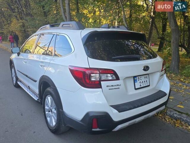 Белый Субару Аутбек, объемом двигателя 2.5 л и пробегом 116 тыс. км за 18900 $, фото 2 на Automoto.ua