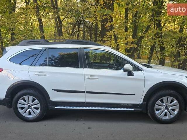 Белый Субару Аутбек, объемом двигателя 2.5 л и пробегом 116 тыс. км за 18900 $, фото 6 на Automoto.ua