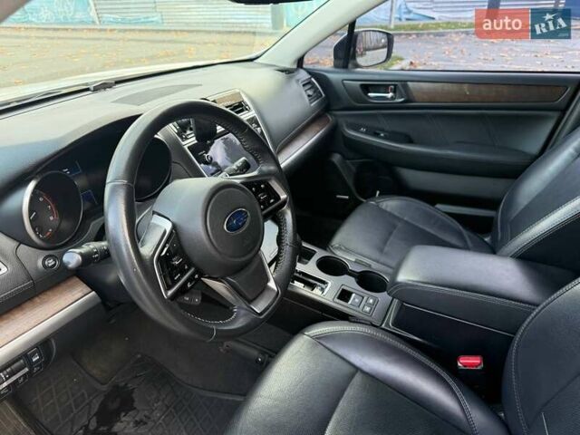 Белый Субару Аутбек, объемом двигателя 2.46 л и пробегом 110 тыс. км за 17300 $, фото 5 на Automoto.ua