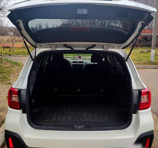 Белый Субару Аутбек, объемом двигателя 2.5 л и пробегом 50 тыс. км за 17800 $, фото 5 на Automoto.ua